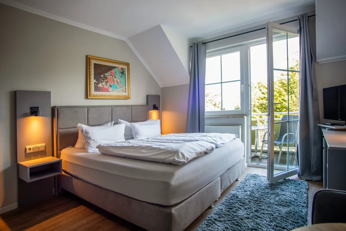 Modernes Doppelzimmer mit Balkon und Blick ins Grüne