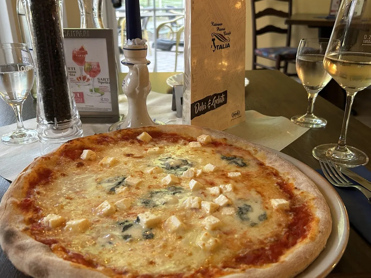 Pizza Quattro Formaggi im Restaurant Italia