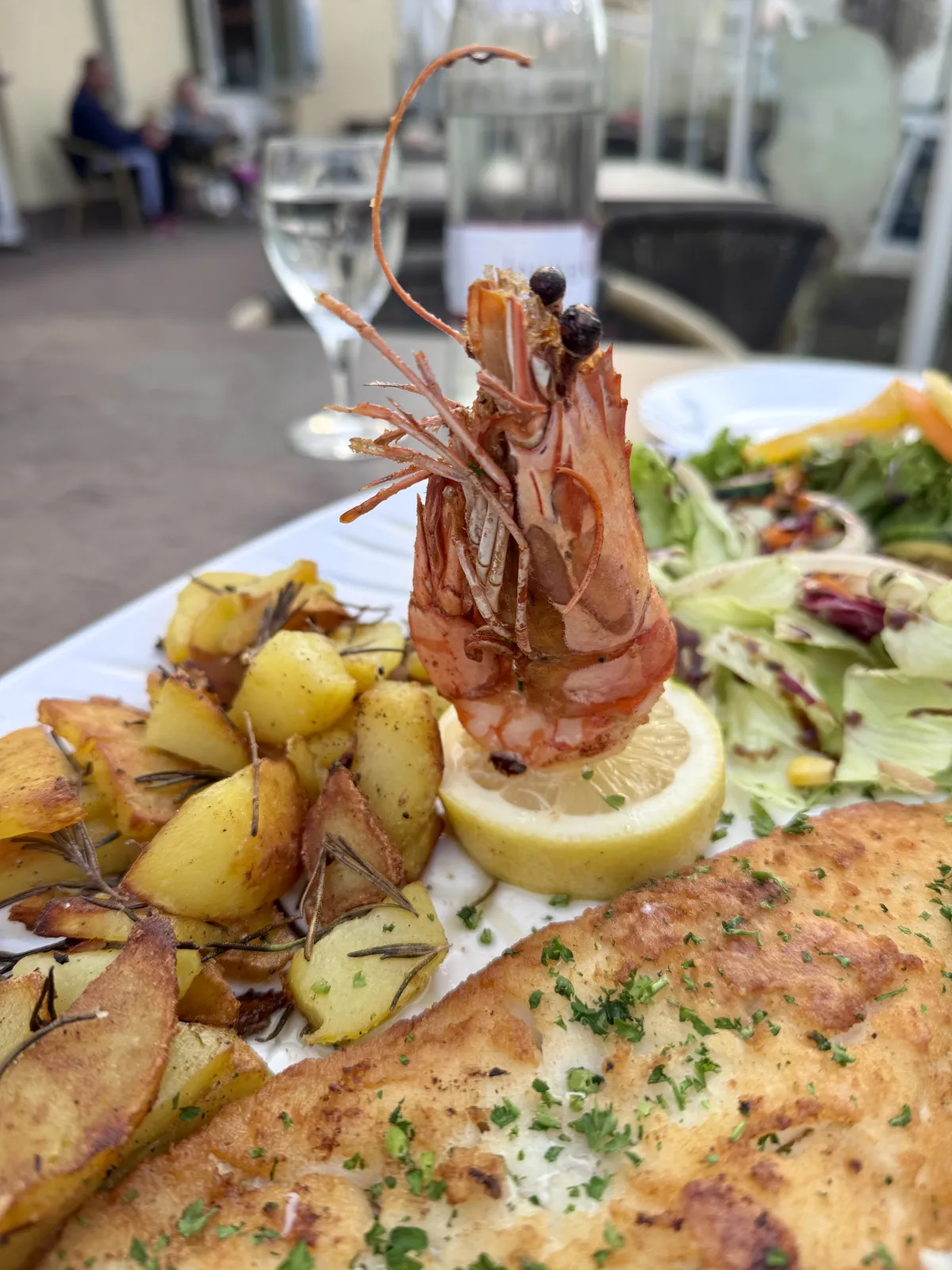 Schnitzel mit Riesengarnele und Rosmarinkartoffeln