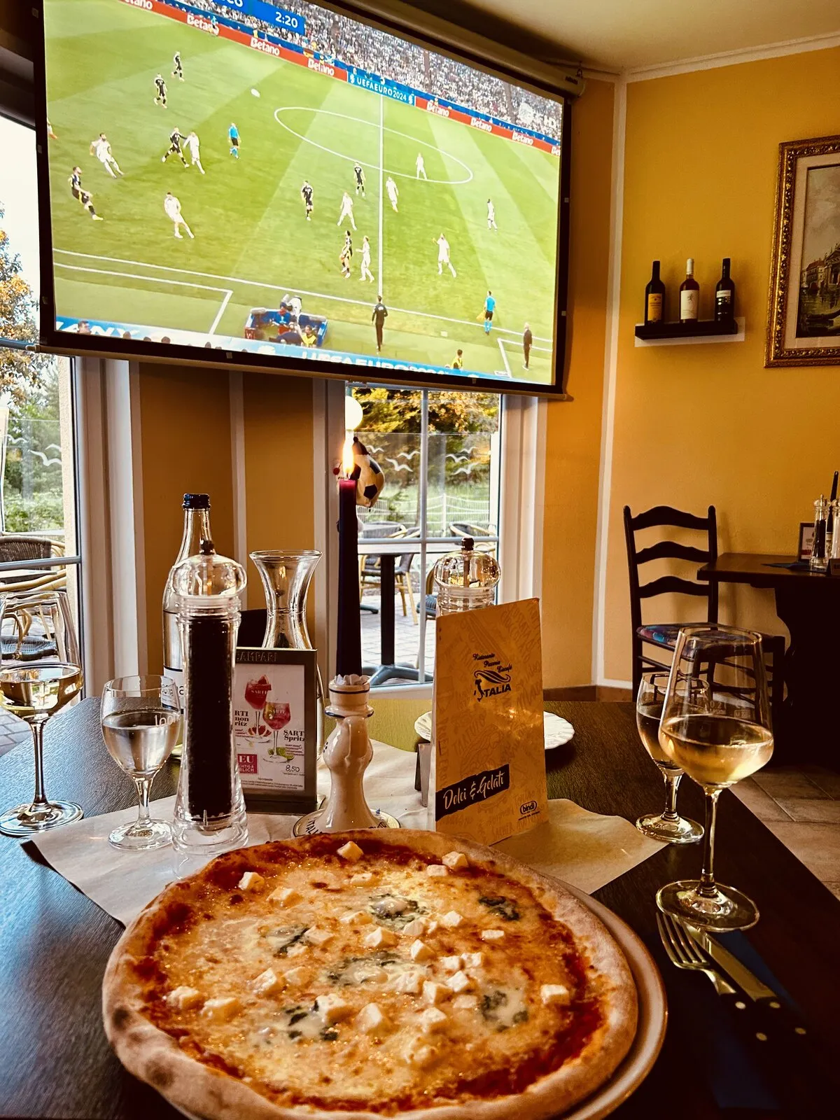 Pizza und Weißwein im gemütlichen Restaurant Italia
