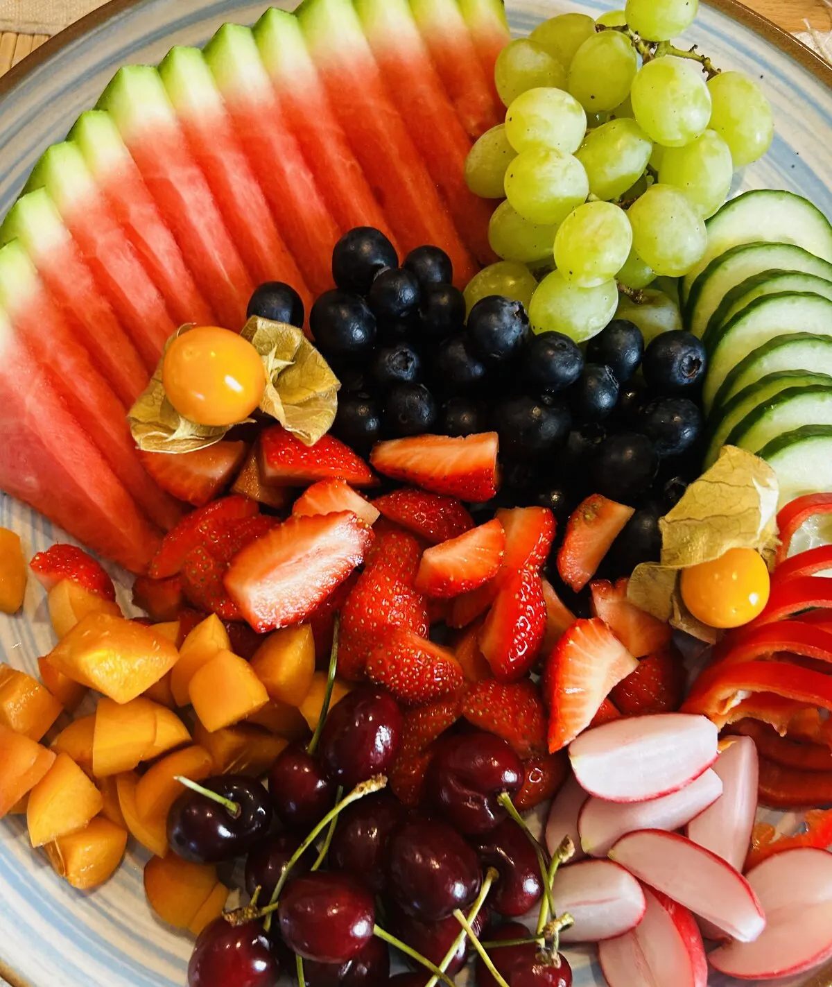 Frische Obstplatte mit Beeren und Melone am Frühstücksbuffet