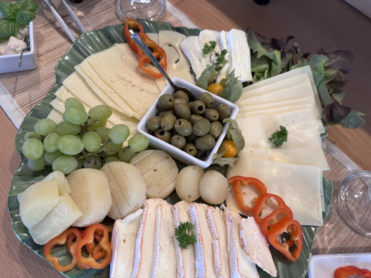 Käseplatte mit Oliven und Trauben zum Frühstück