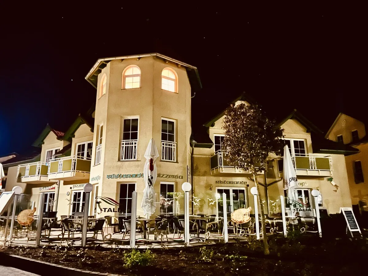 Hotel Ostseeblick bei Nacht mit beleuchteter Terrasse