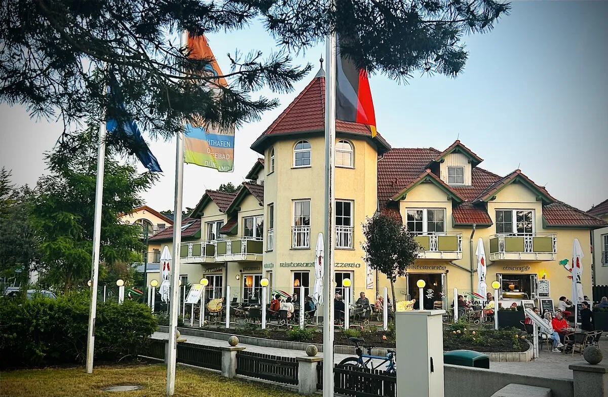 Hotel Ostseeblick Außenansicht bei Tag mit Terrasse