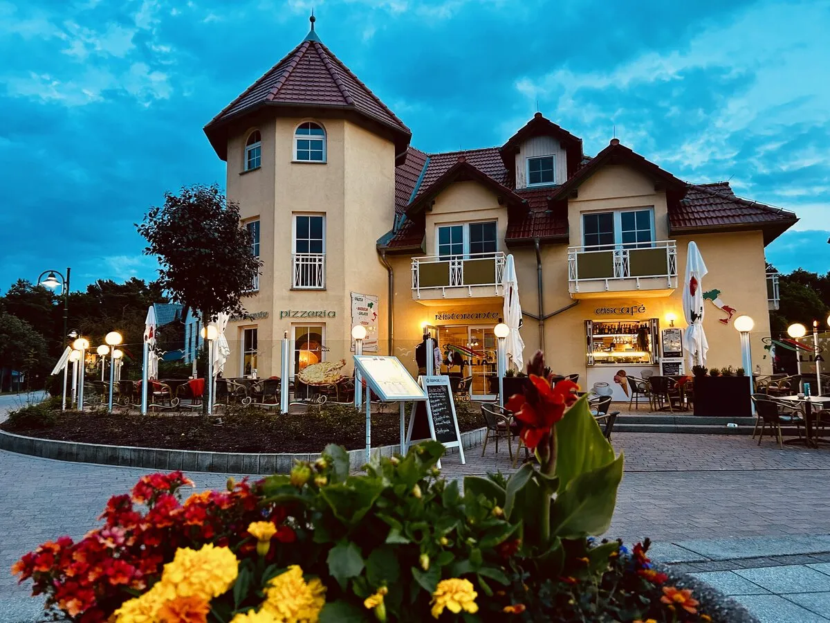 Hotel Ostseeblick in der Abenddämmerung mit Blumenbeeten
