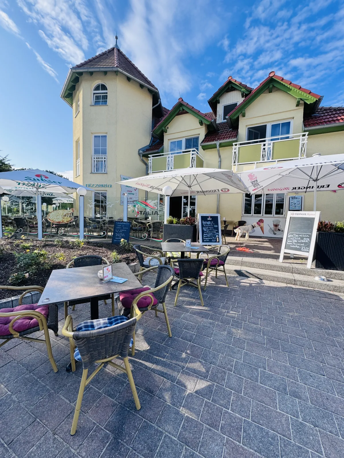 Sonnenterrasse mit Eiscafé vor dem Hotel Ostseeblick