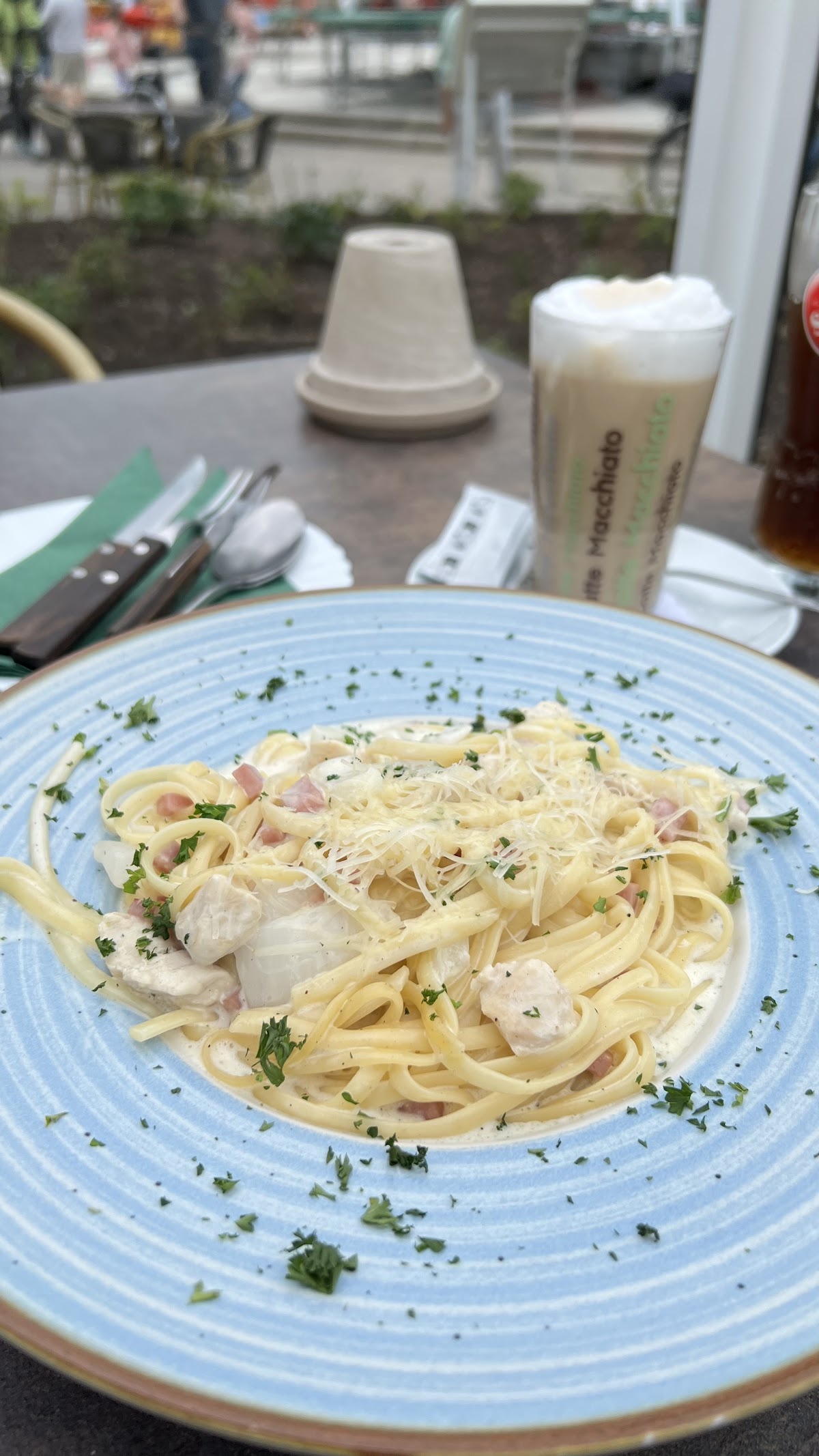 Pasta Carbonara auf der Terrasse