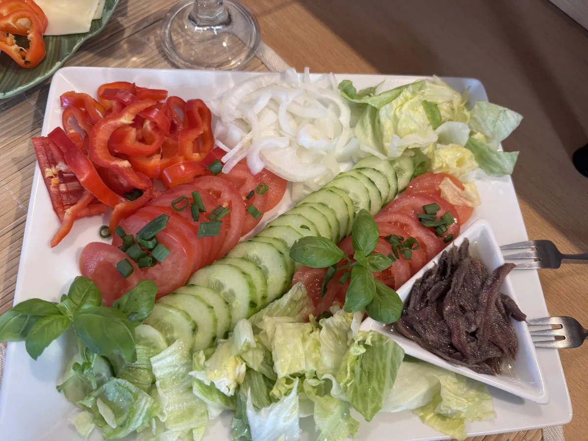 Frische Salatplatte mit Tomaten, Gurken und Paprika