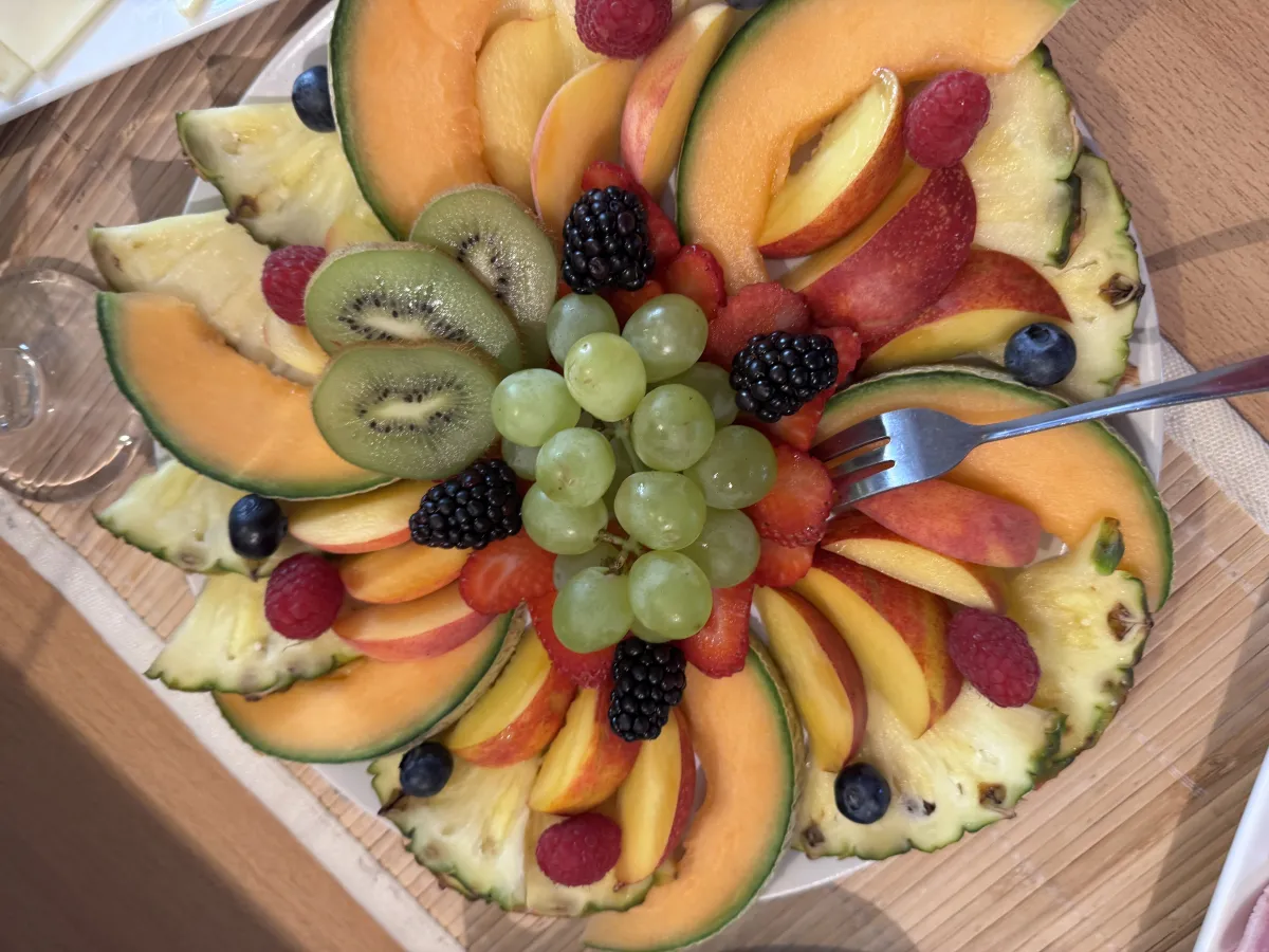 Bunte Obstplatte mit Melone, Kiwi, Trauben und Beeren