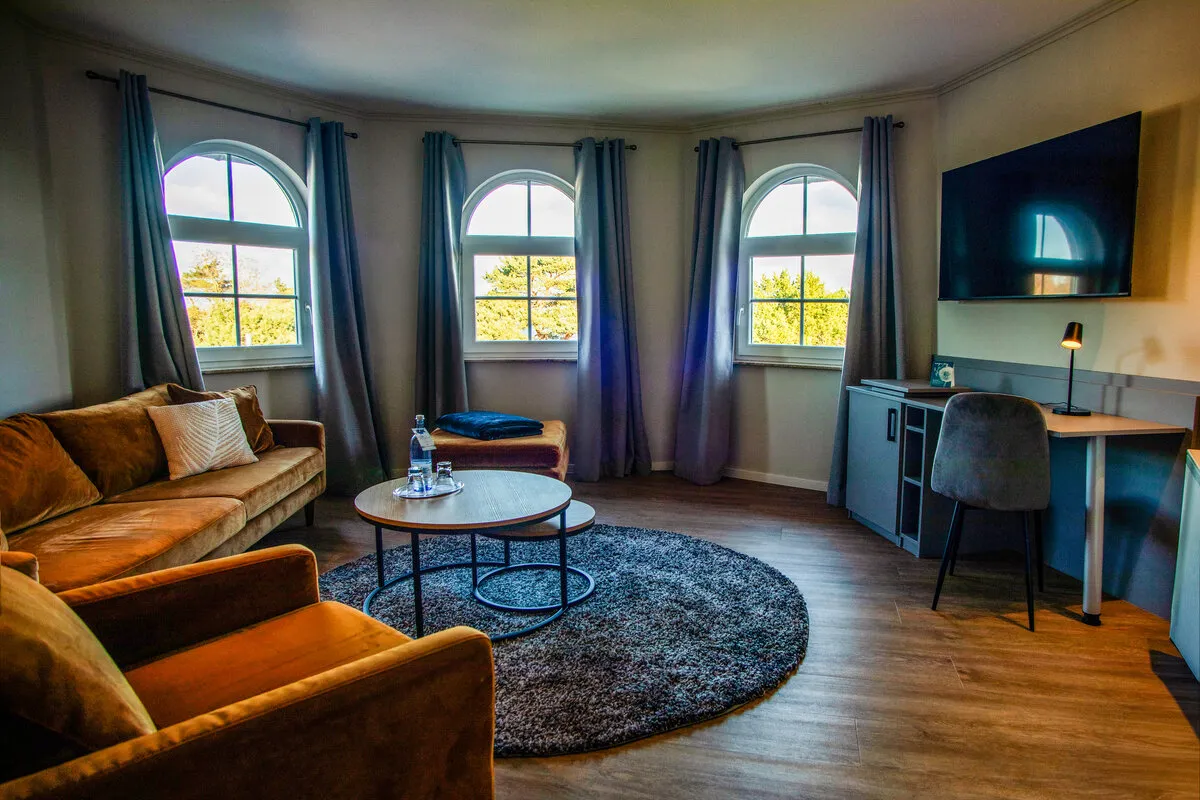 Familiensuite mit Wohnbereich und Panorama-Bogenfenstern