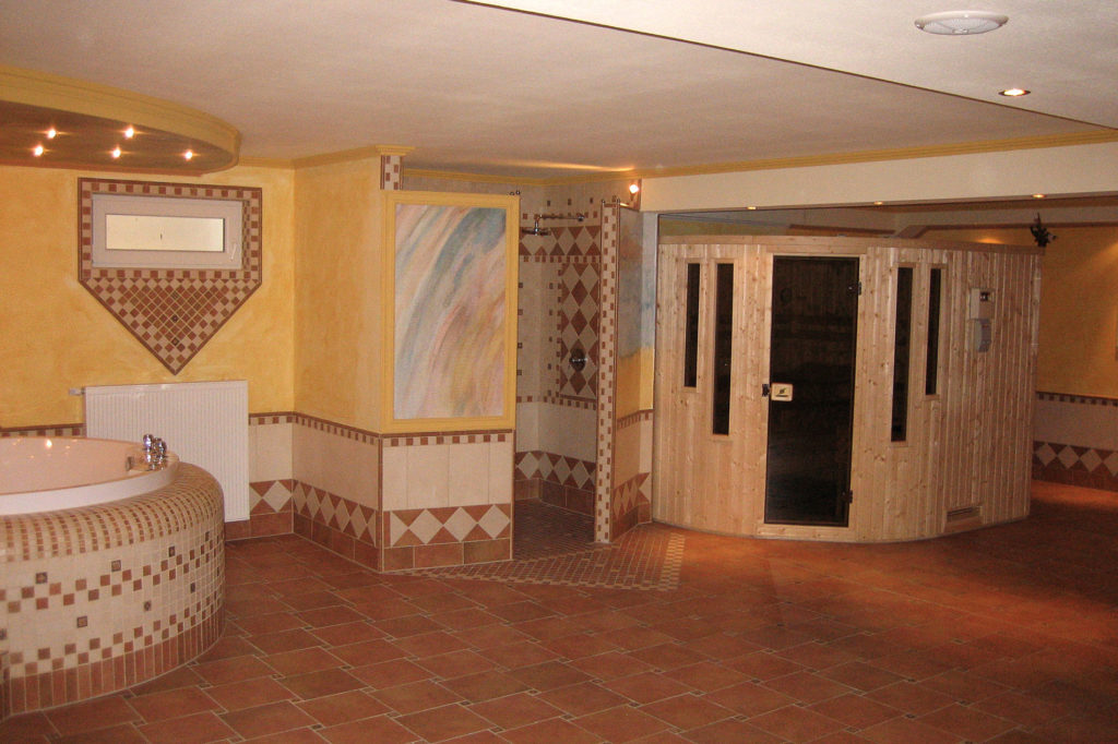 Wellness area with whirlpool and sauna