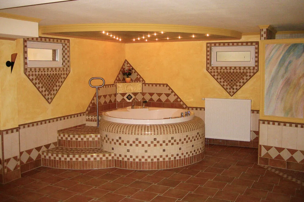 Whirlpool mit Mosaikfliesen im Wellnessbereich